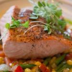 кусок жирной красной рыбы