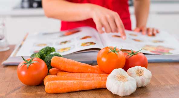 овощи, книга, молодой человек